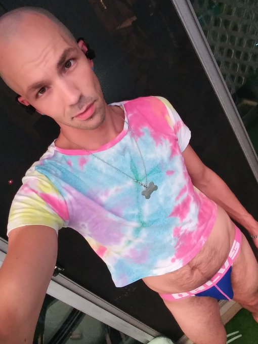 Do I give off "daddy" vibes? Just curious. 
#gay #gaydaddy #gayboi #baldgay https://t.co/ZdYIEiS7Zx