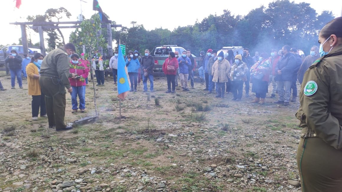 CarabLosLagos's tweet photo. Carabineros de Patrulla #PACI Prefectura #Osorno, participa en entrega de Títulos de Dominio a integrantes de la Comunidad Indígena #ChoroyTraiguén de la comuna de #SanJuandelaCosta, participando además de una ceremonia Mapuche llamada #EFKU. #CarabinerosDeTodos https://t.co/c91BxL0wa8