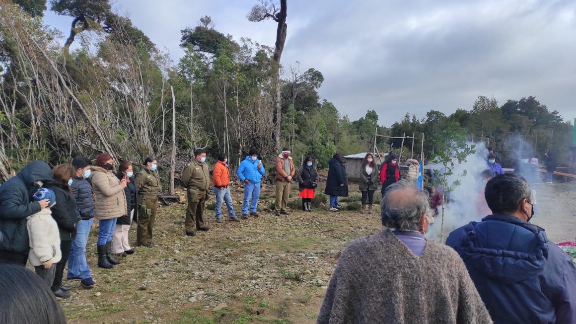 CarabLosLagos's tweet photo. Carabineros de Patrulla #PACI Prefectura #Osorno, participa en entrega de Títulos de Dominio a integrantes de la Comunidad Indígena #ChoroyTraiguén de la comuna de #SanJuandelaCosta, participando además de una ceremonia Mapuche llamada #EFKU. #CarabinerosDeTodos https://t.co/c91BxL0wa8