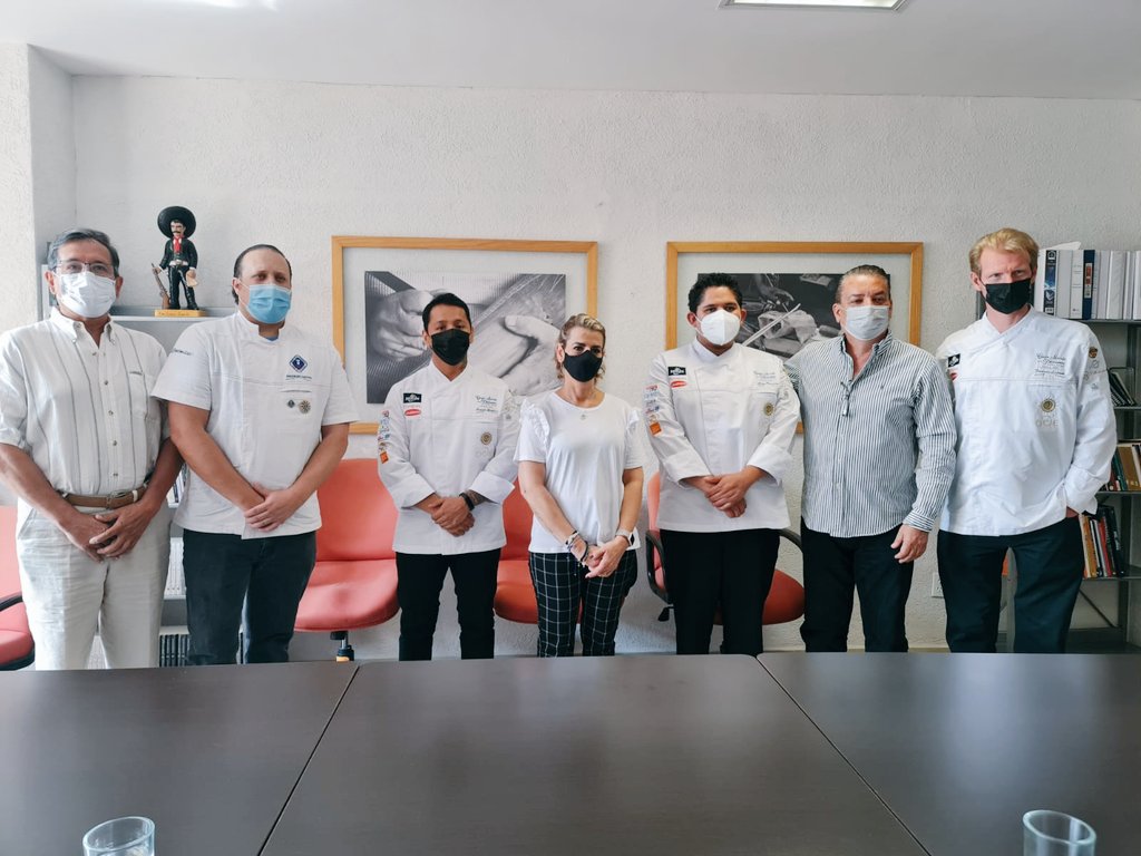 vatelclubmexico's tweet photo. Los representantes del equipo mexicano que participará en la @CMP_Lyon con la licenciada Julieta Goldzweig, titular de la Secretaria de Turismo y Cultura, del estado de Morelos.
#Gastronomia #Turismo #Cultura #amistadgastronomica #talentomexicano #Morelos #sectur #vatelclub https://t.co/9KwI9JQsFe