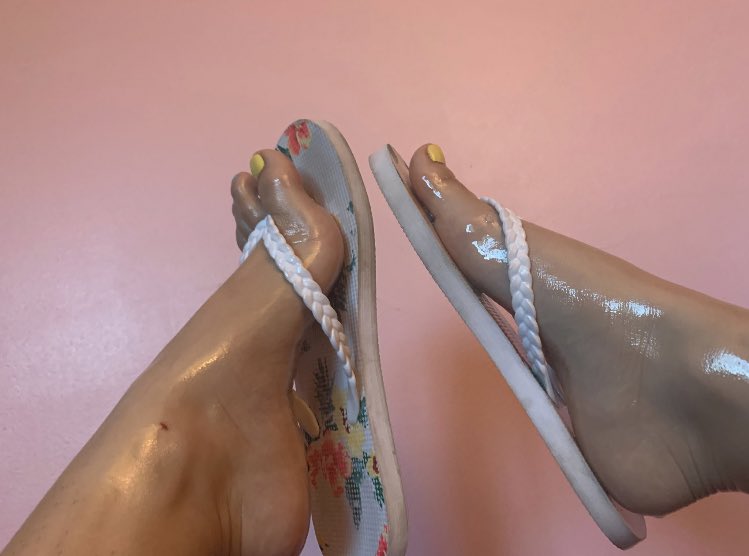 rosellesoles's tweet photo. These oiled feet photo shoot was so cute ☺️ https://t.co/9sh00jzXWf