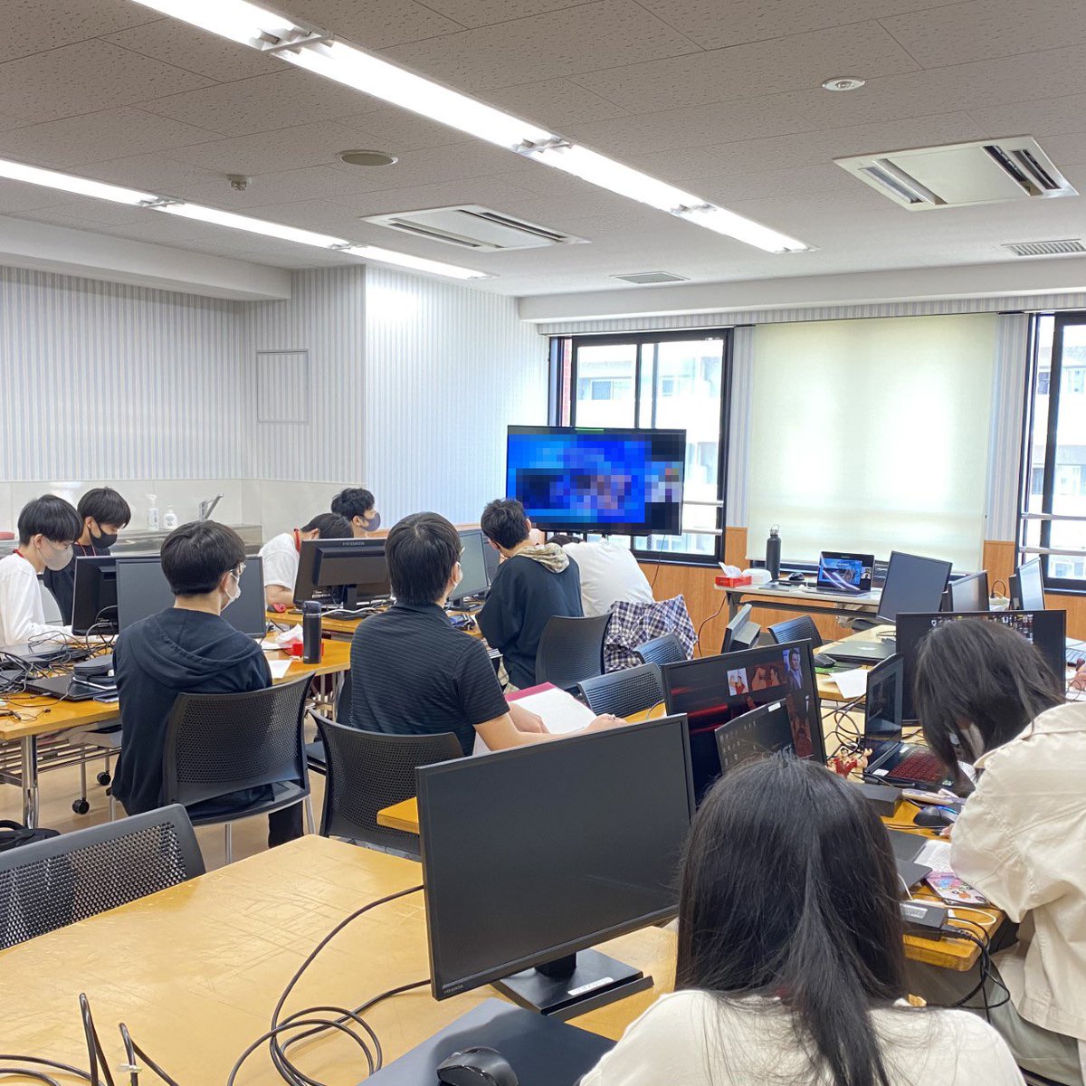 DesignOhara's tweet photo. CG・映像制作コースの学生が、株式会社ModelingCafe様の企業説明会に参加しました!
仕事内容の説明や、ポートフォリオの講評まで丁寧にしていただけて感動!
プロになりたい気持ちがよりいっそう高まりました!パッション持って頑張ります!
#ModelingCafe #金沢情報ITクリエイター専門学校 #CG https://t.co/VL2sTbzKkG