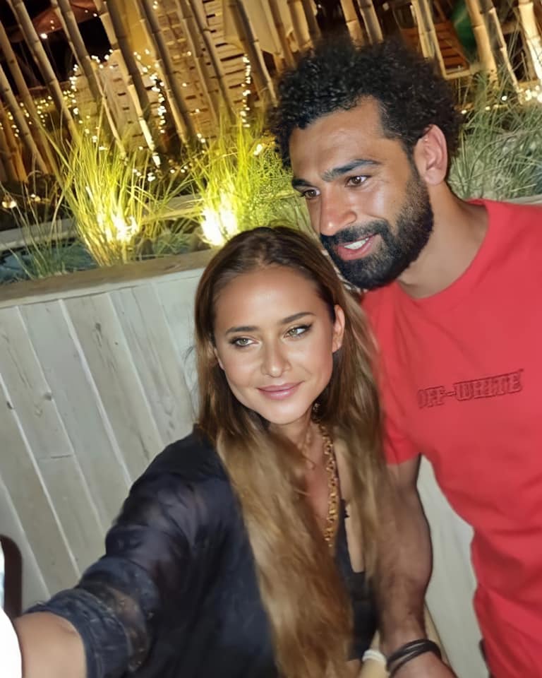 فيتو نيللي كريم تلتقط «سيلفي» مع محمد صلاح في أحدث ظهور لها ⁦️⁩ وعلقت على إنستجرام "نحن نحبك 🇪🇬"