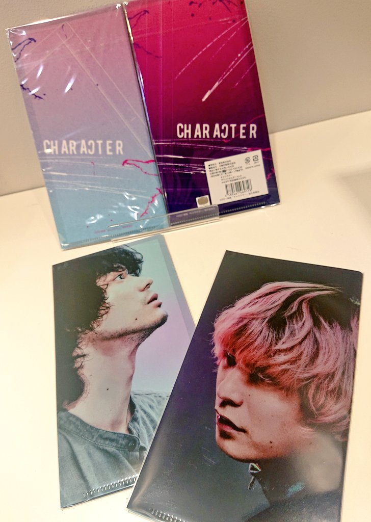 フジテレビショップ フジさん レイクタウン店 S Tweet いよいよ本日公開 映画 キャラクター のチケットホルダーと缶バッジセットが本日より発売です レイクタウン 店ではチラシも配布中 みんなで映画を盛り上げていきましょう Character21