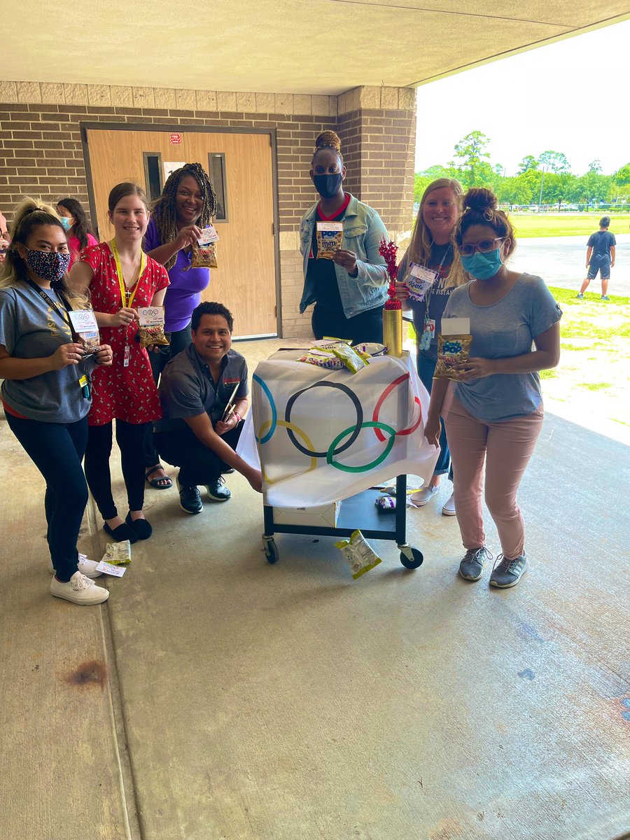 rocharoy's tweet image. Wrapping up week 1 of #CampEscamilla with celebrations for our teachers and students. It’s a pleasure working with you again @SamBriseno26! We are definitely #GoingForTheGold because of your leadership. #FutureAP 🍕 🍿 🏅