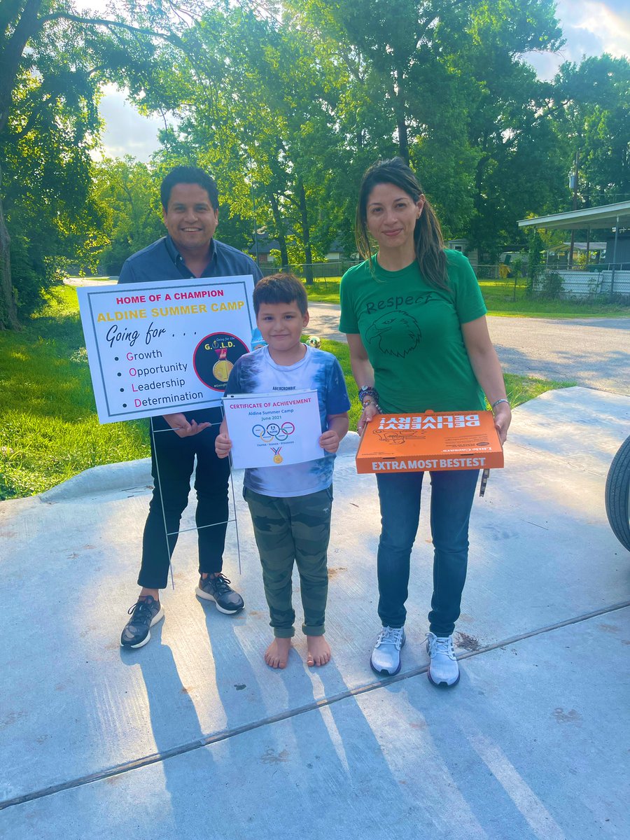 rocharoy's tweet image. Wrapping up week 1 of #CampEscamilla with celebrations for our teachers and students. It’s a pleasure working with you again @SamBriseno26! We are definitely #GoingForTheGold because of your leadership. #FutureAP 🍕 🍿 🏅