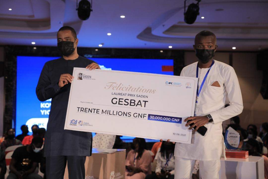 SADEN_GN's tweet photo. [ Jour 2 - #Saden2021]

Bravo au projet " GESBAT " qui remporte le #PrixSaden de l’entreprise de l’année 2021 dans la catégorie Entrepreneuriat Urbain. 👏🏽👏🏽

#Saden2021 #SADEN https://t.co/PrzLdsg7Mz
