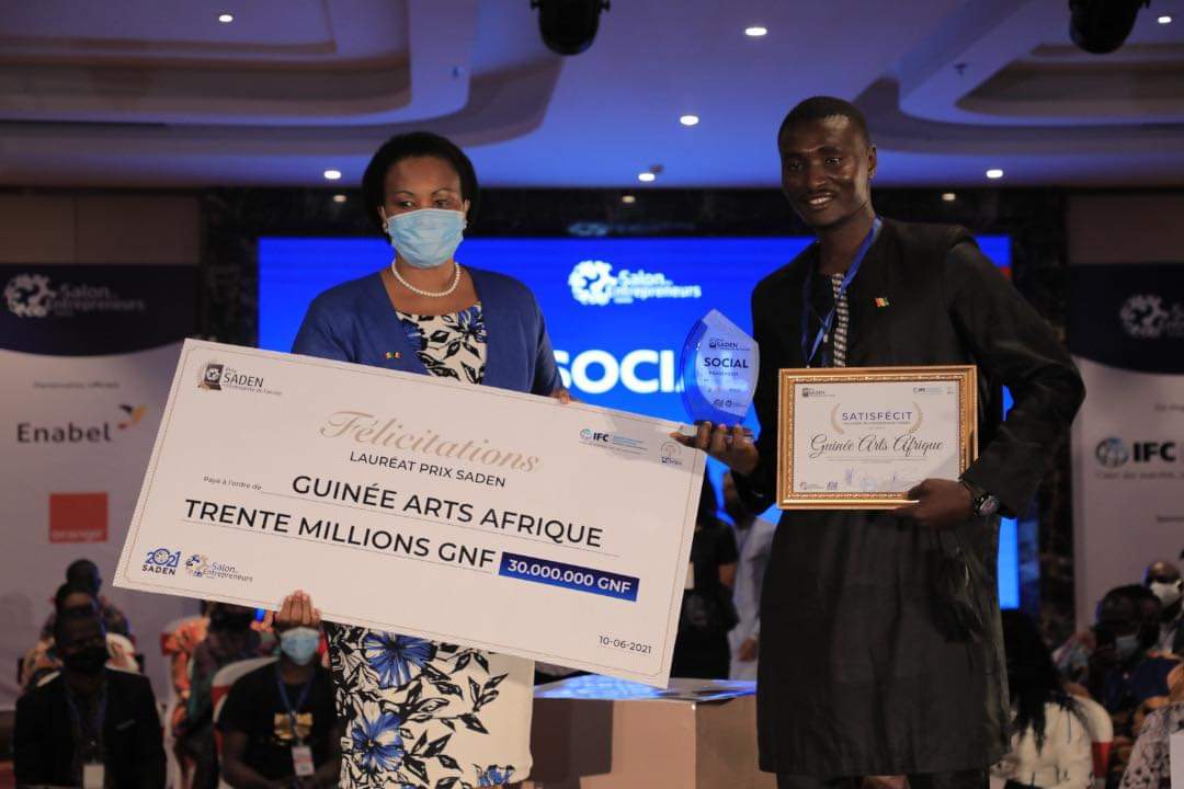 SADEN_GN's tweet photo. [ Jour 2 - #Saden2021]

Toutes nos félicitations au projet " Guinée Arts Afrique " qui remporte le #PrixSaden de l’entreprise de l’année 2021 dans la catégorie Entrepreneuriat Social. 👏🏽👏🏽

#Saden2021 #SADEN https://t.co/23ZuGGp3uK