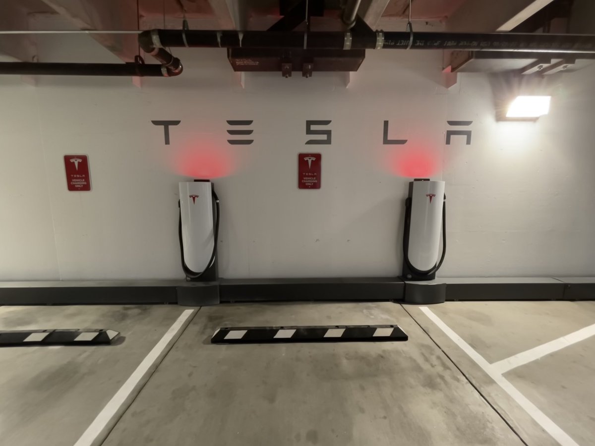 ChargePozitive's tweet photo. 🎉 Surprise! A brand new 7 stall Urban (72kW max) Tesla Supercharger appeared today in University City (San Diego, CA) off 5 &amp; La Jolla Village Dr at University Center Lane 🔋⚡️➕
#tesla #teslamotors #supercharger #teslasupercharger #urbansupercharger #sandiego #chargepozitive https://t.co/jz7knLMfwW