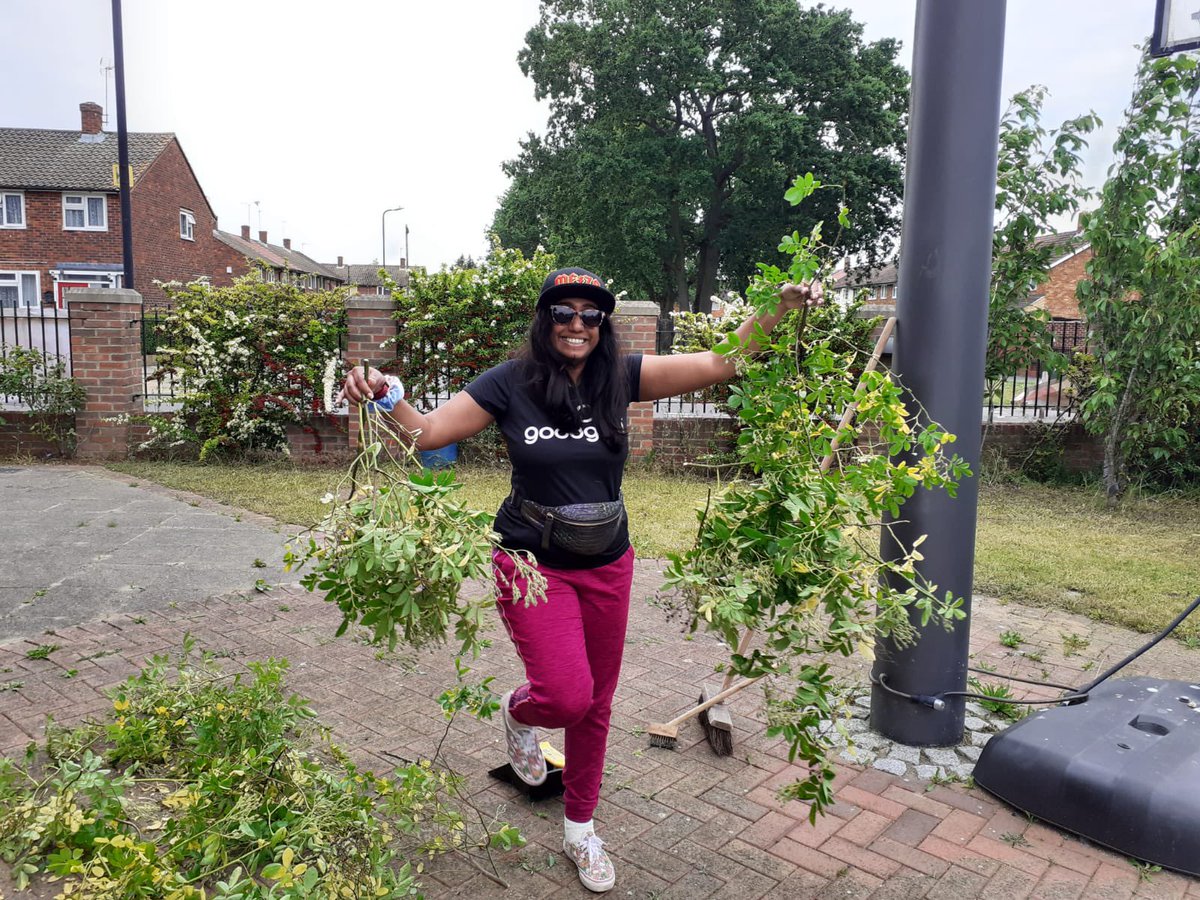 GoodGymSlough's tweet photo. Cutting hedge technology was being used at @AntzKidz yesterday evening 👏 

Great to help keep the church grounds tidy #Slough #HelpingOthers #GoodDeeds #CommunityMissions https://t.co/CrODWBbqm8