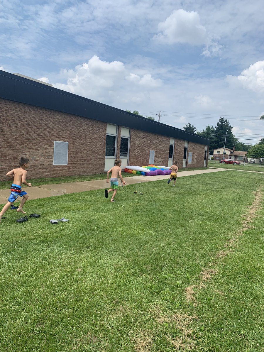 kedwardsedu's tweet photo. So much fun at first grade water day!! 💦💦 https://t.co/DP69bfa168
