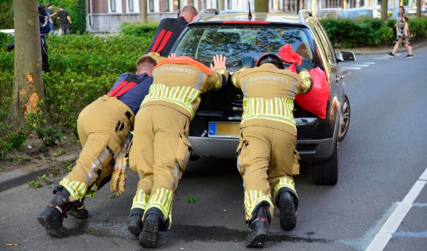Auto botst hard tegen boom: Brandweer moet bestuurder bevrijden - ..