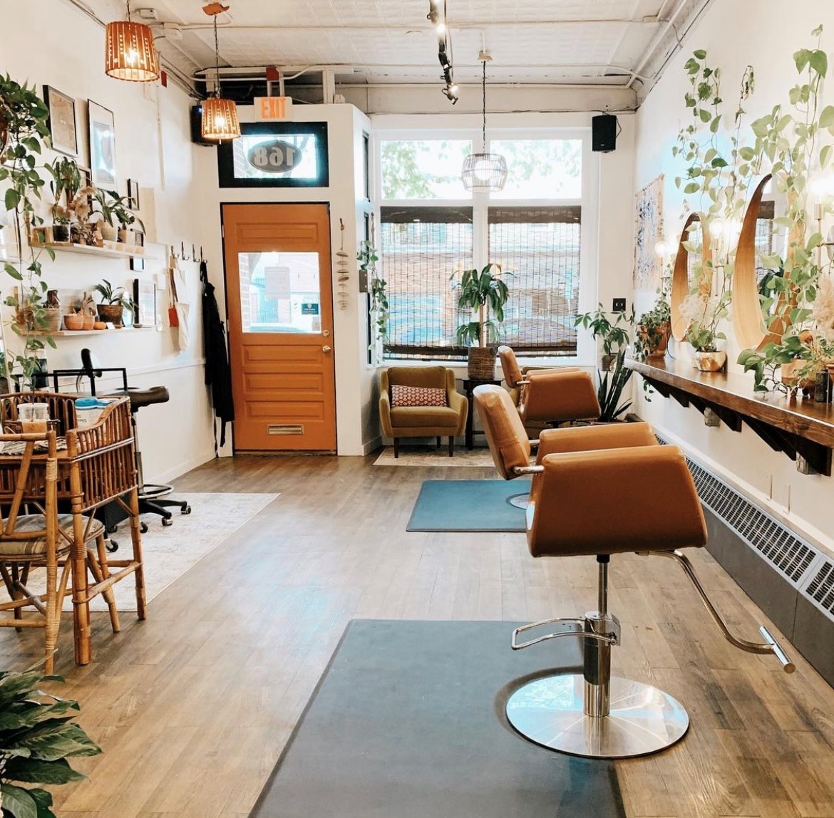 Absolutely gorgeous Sage: A Hair Studio 🌿 The lush greenery with the camel Corsa Styling Chairs is *chef’s kiss* 🤌💋