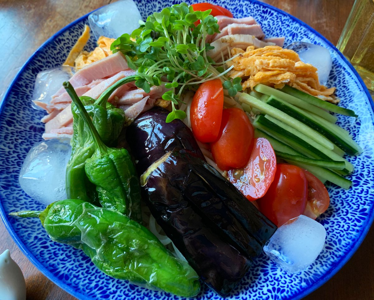 𝖸𝗈 𝖮𝗄𝖺𝖽𝖺 今日の夕ごはんは 冷やし中華 茄子やスペインししとうの素揚げを 冷やし麺系のトッピングにするのが大好き 気が付けば3日連続 かいわれ大根がのっかってる料理だった まだまだロンドンの夏日は続く 隠しきれない笑顔で 葉