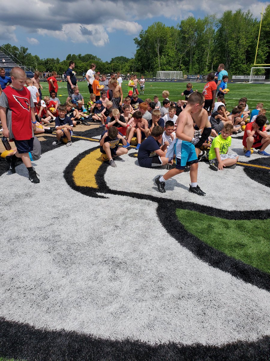 ShaneOsborne74's tweet image. Fun time helping with the kids on the final day of camp, so amazing to have the opportunity to see so many different talents on the field.🏈👍🙂