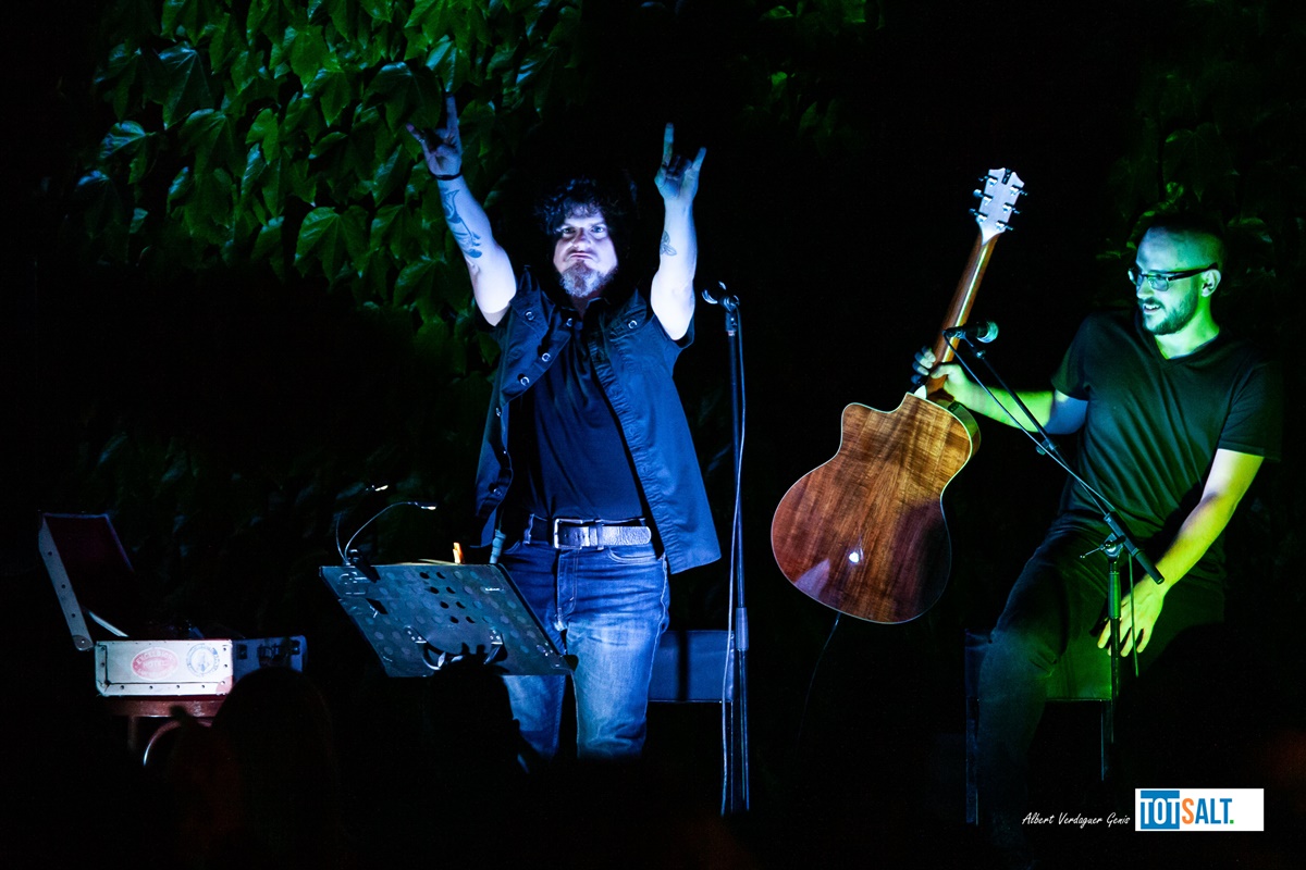 TotSalt's tweet photo. Imatges del Concert de Joanjo Bosk https://t.co/o9ZmLS3HkE  @la_mirona https://t.co/pza1XgOiad
