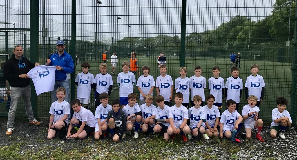 #kinsale <a href="/KinsaleAfc/">Kinsale AFC</a> 
under 10 kit sponsors <a href="/dukescoffeeco/">dukes coffee company</a> &amp; #hdsurveys ....... great craic this evening in <a href="/SaileInfo/">Sáile Sports</a> for a our kit launch blitz 💪🤟👍