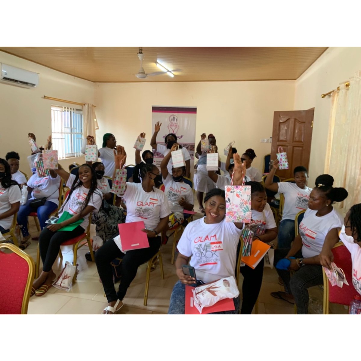 GlamGivesBack's tweet photo. Huge thank you to our donors and sponsors @GlamGivesBack in Accra, Ghana w/ @DelsFoundation for our Health Sanitation and Beauty class for Women’s History Month. #GlamGivesBack #Accra #Ghana #SocialImpact #Initative #CommunityService #Nonprofit #UNWomen #UNWomenAfrica #UNGhana 🌍 https://t.co/DhVQNOqFku
