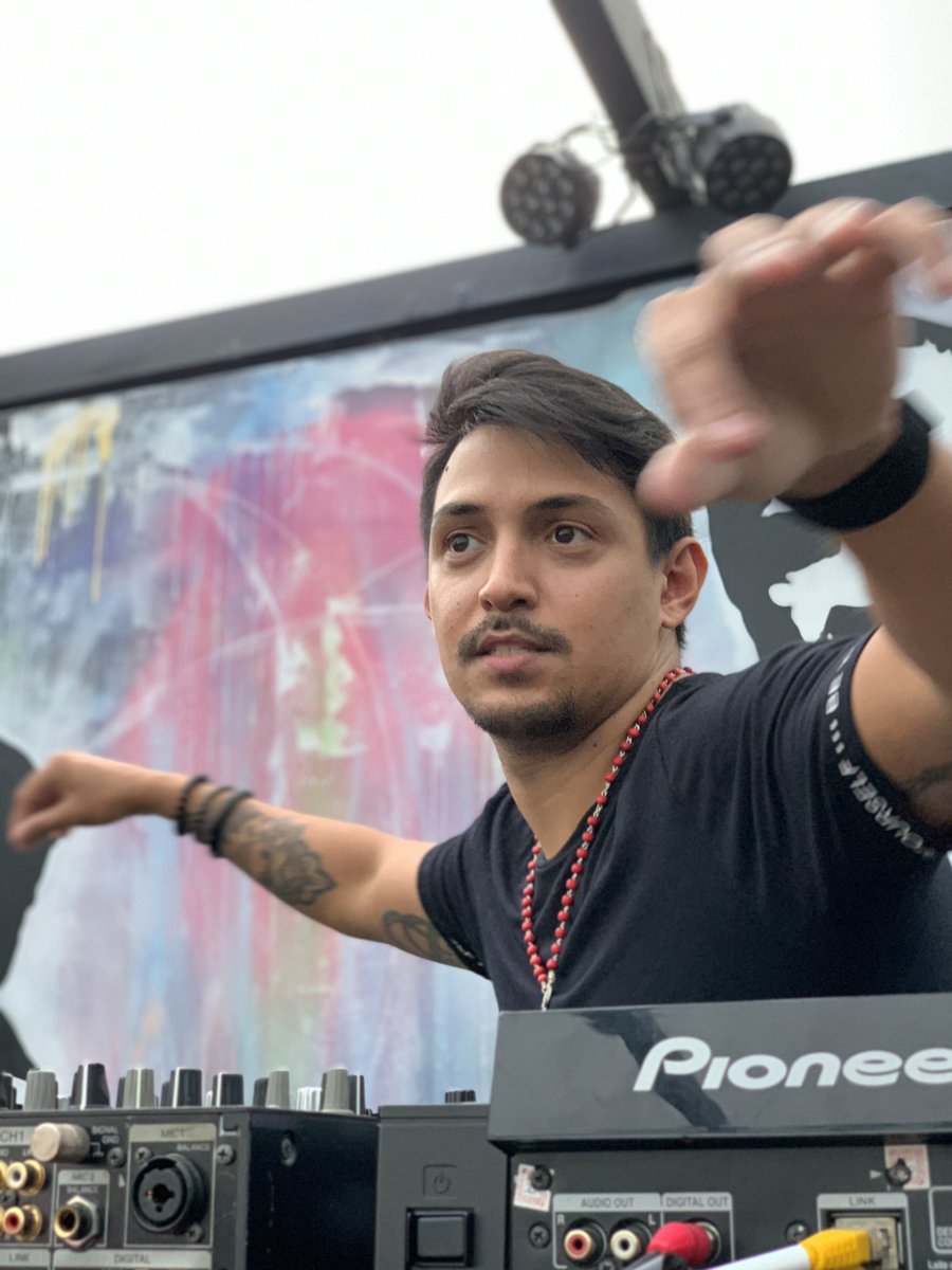 bypemusic's tweet photo. Pega essa vibe !!! Primeira vez tocando mas parecia que era experiente. Ouvir da galera que curtiram o som e as palmas ao final de um long set … NÃO TEM PREÇO!!! #dj #longset #skyhall #musicaeletronica https://t.co/sV2fcz1WvF