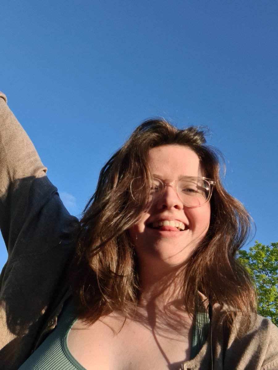 I'm such a fan of a sky background selfie ☀️