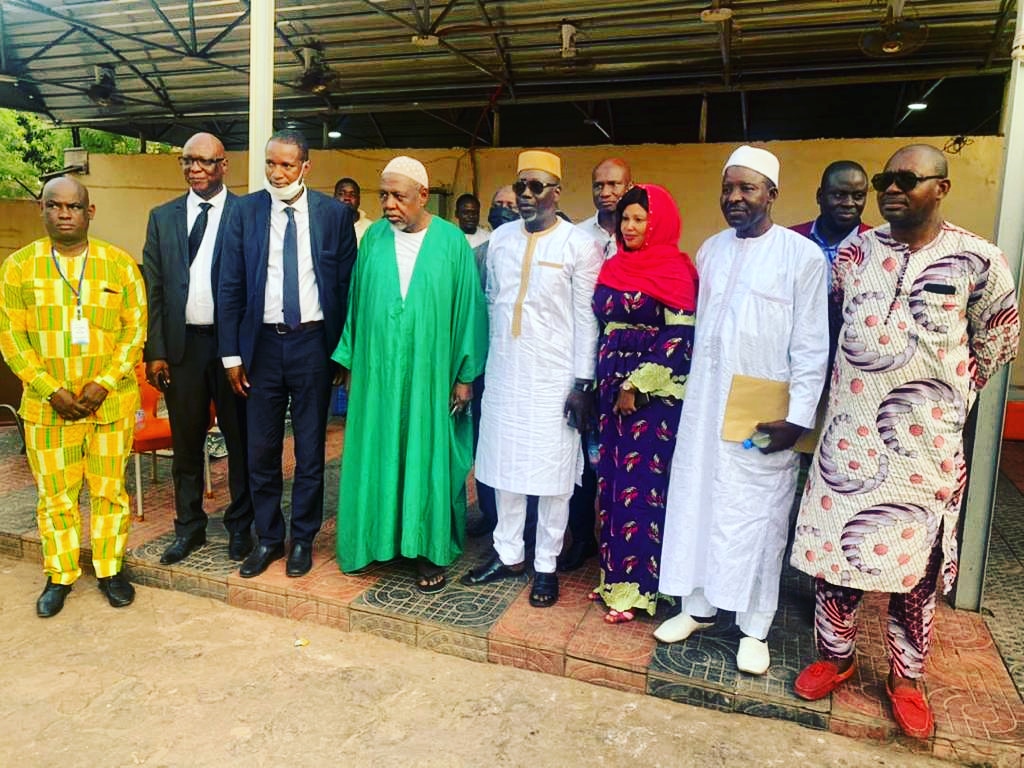 csdmnational's tweet image. Visite du nouveau bureau du CSDM chez l&apos;imam Dicko dans sa résidence à Badalabougou.

Les membres du bureaux se sont présentés et lui ont fait par de l&apos;objet de la visite.

L&apos;imam a remercié les membres du bureau et leur a adressé ses bénédictions.

#Mali #csdm