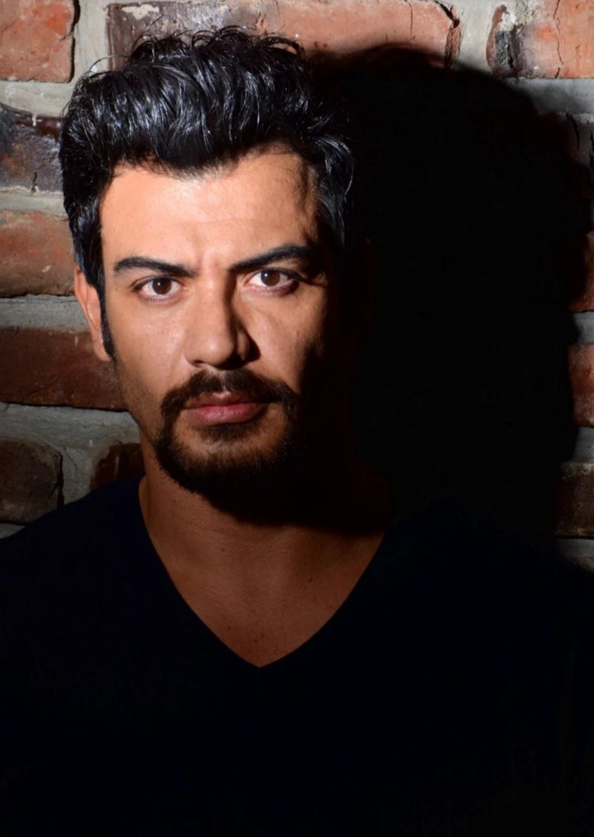 Varonil, fuerte, honesto y protector...
¿No es el hombre de sus sueños?

#AndrésPalacios
#Actor #Cine #Teatro #Television
