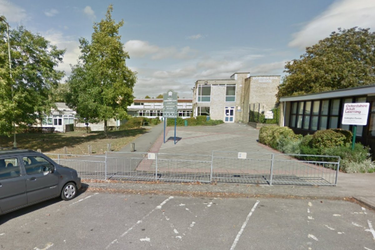 School reportedly placed on lockdown after 'boys had knife' j.mp/3vf8iGV