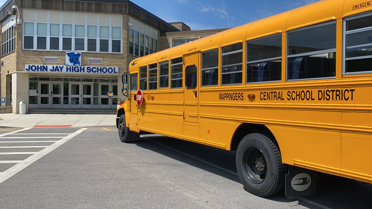 RayvinBleuNews's tweet photo. #NOW on @SPECNews1HV:
#Wappingers Central School District (@WCSDEmpowers) Super. @drbonkwcsd is calling on state lawmakers to change guidelines for indoor mask requirements. Tune in to find out why he says rising heat coupled w/ mask requirements are putting students at risk. https://t.co/TOSOGdAVNb
