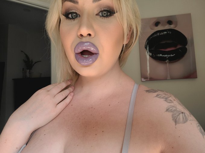 Lip fetish anyone ??

#spitfettish #lipstickfetish #lipgloss https://t.co/sftFtfd1zC