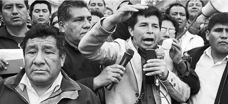 jacobinlat's tweet image. Un maestro, campesino y sindicalista de izquierda se impone en las elecciones presidenciales de Perú. 
«No más pobres, en un país rico. Palabra de maestro» (Pedro Castillo).