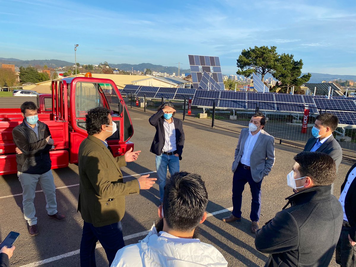 ucscconcepcion's tweet photo. @ucscconcepcion presentó proyecto #HidrógenoVerde e instalaciones de #MicroRed a presidente de @cidereb, Camilo Carrasco; seremi de @EnergiaBiobio Mauricio Henríquez; y presidente de Enap Biobío, Álvaro Hillern, quienes destacaron posibilidad de fortalecer desarrollo energético. https://t.co/H2BTsMGZVW