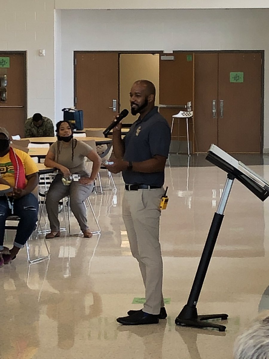 RaulCollins16's tweet photo. Shoutout to Mrs Jefferson in the Front Office always answers every question like @EHareSr and Dr. Richardson @WorthingColts1 Congratulations to all 2021 Grads and thank you for speaking with me today @houstonpolice #RelationalPolicing #CommunityAffairs #CommunityServicesUnit 🙌🏾👮🏾♂️ https://t.co/8C0MnbqVWy