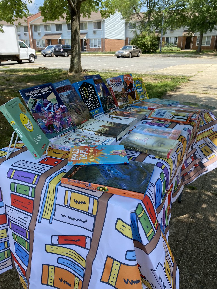 SarahJaggars's tweet photo. 📚 Is there anything better than a brand new FREE book?! ☀️ Today we continued our excitement for summer reading! @MrsSchlegel_AMS @AMSLibraryReads @AnnapMSAACPS @AACountySchools @SREILAACPS https://t.co/ms3smFQ2vQ
