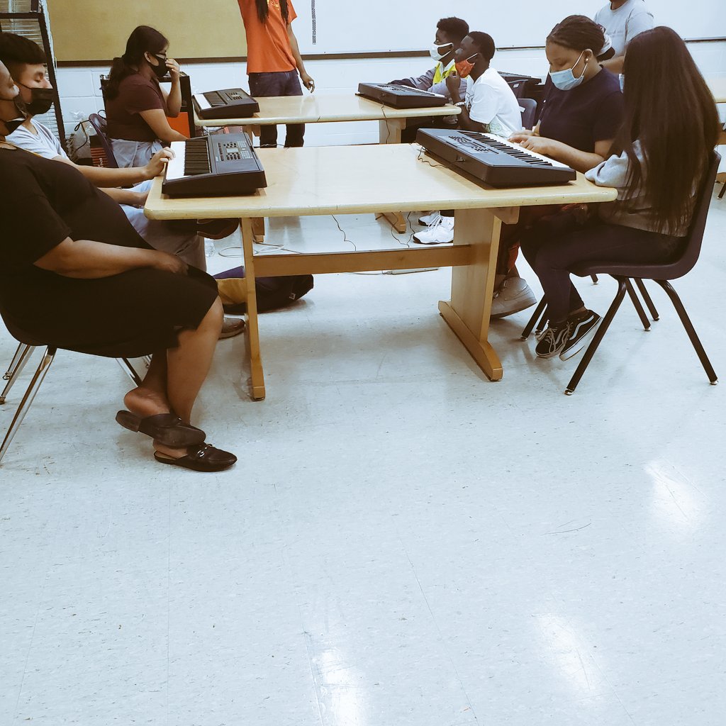CIA summer camp is off to a great start.  Today students had their first lesson in keyboarding! @OlleMightyOwls @SkilesPrincipal #futuremusicians #bringemback