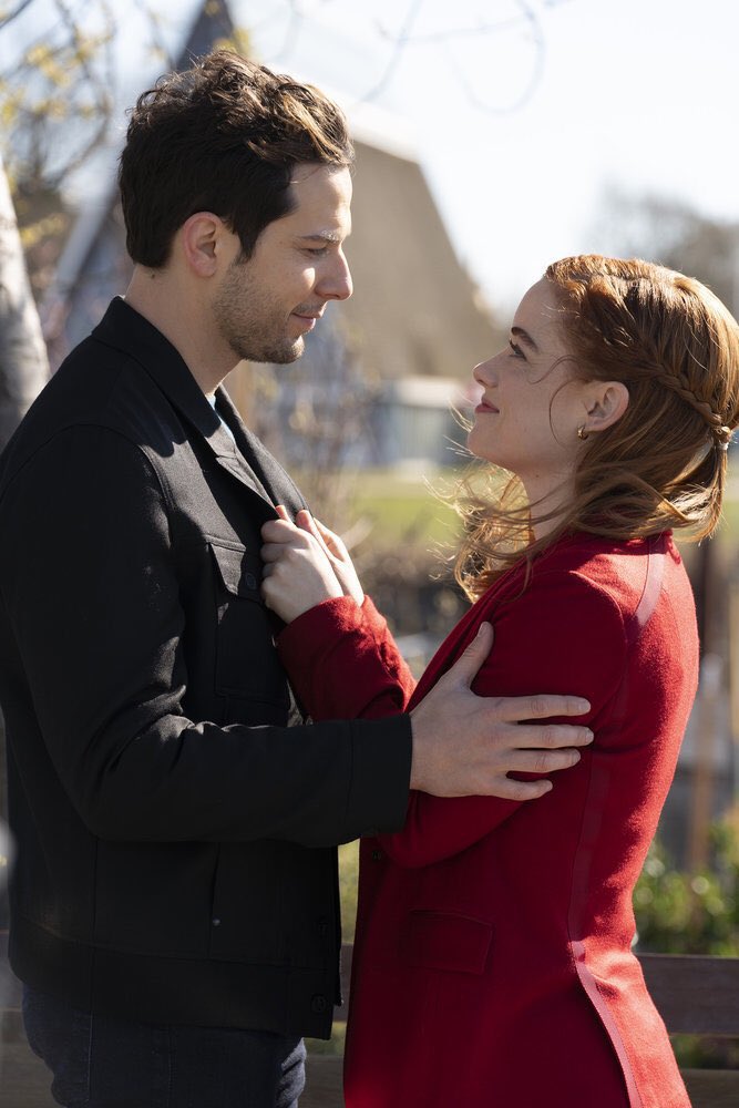 angelsplaylist's tweet photo. #SaveZoeysPlaylist so we can get more of these two !! https://t.co/z0ypcQwPsh