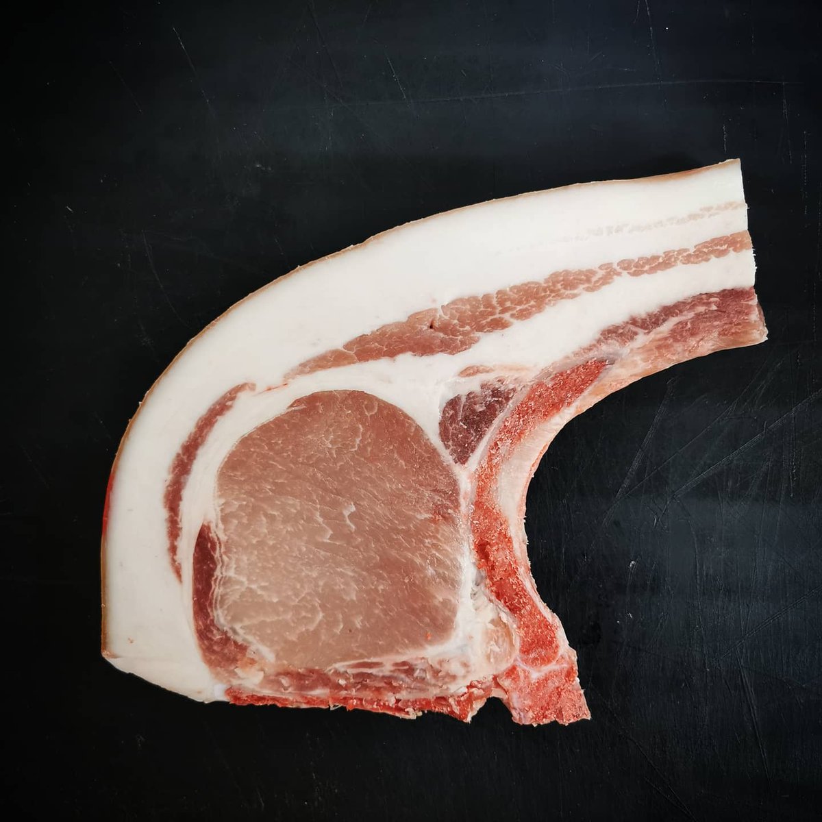 romain_leboeuf's tweet photo. Le #gras c'est la #vie 😍
Côte de #porc #Cul #Noir du #Limousin comme j'#aime 👌
#RomainLBF #CoteDePorc #CulNoirDuLimousin #LeGrasCestLaVie #ToutEstBonDansLeCochon #Artisan #ArtisanBoucher #Boucher #HappyButcher #Butcher #ButcherLife #JaimeMonMétier #ILoveMyJob #Chef #ChefLife https://t.co/cbs4CKXzh4