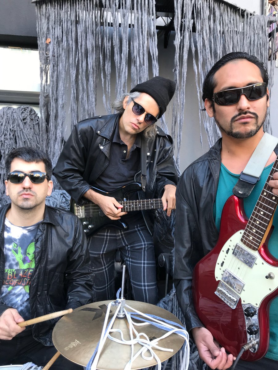 devoranentresi's tweet photo. Les presento la formación definitiva, con Nahuel Castro y Ramiro Gambini. La foto es de @fotoloko. 
Gracias a todxs por el aguante. En unos días llegamos a #Spotify por fin. 🦖 https://t.co/FunjxzXsBG