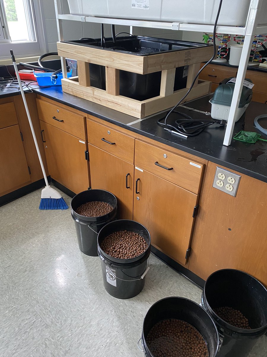 Mr_Miller_Sci's tweet photo. How did you spend your unassigned period? Me? I cleaned balls. Lots of them. #toomanyjokes #dustyballs https://t.co/HMFIaoulvL
