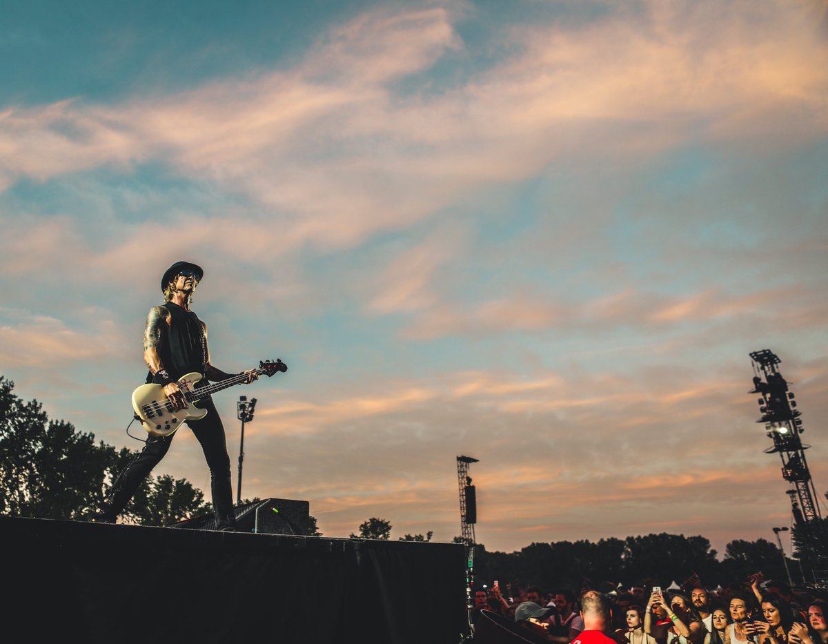 gunsnroses's tweet photo. Pink skies in Imola 🇮🇹 #onthisday in ‘17 https://t.co/m1IsPsBv4b