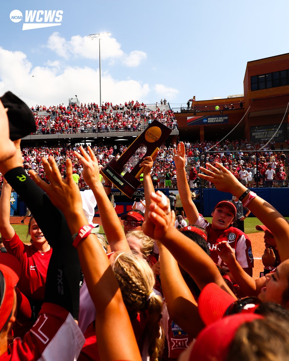 NCAASoftball's tweet photo. 𝒞𝐻𝒜𝑀𝒫𝐼𝒪𝒩𝒮! 👏

#WCWS x @OU_Softball https://t.co/UZTRrP7cLX