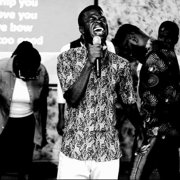 sharpwilymouth's tweet photo. This is Ebenezer Ayeni, a popular gospel singer around here in Akure. Bcux he is always available for us in Ondo State.
I heard he was shot in his residence during the night &amp; was rushed to UCH &amp; one other hospital named J-Rapha but he wasn't attended to because of Police report https://t.co/mJF1YASVp0