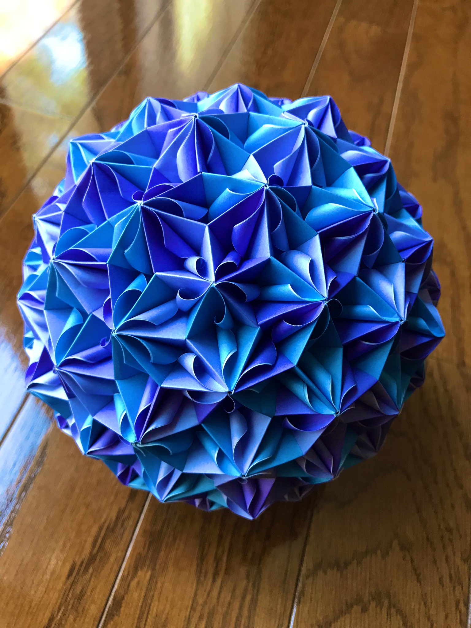 Twitter এ 𝔸𝕓𝕣𝕒𝕙𝕒𝕞 Rt Yui 紫陽花 をイメージして アリ地獄 270 を3色で作りました ユニット折り紙 折り紙作品 折り紙 布施知子 さん くす玉 アジサイ T Co Gfayzflph6 ট ইট র