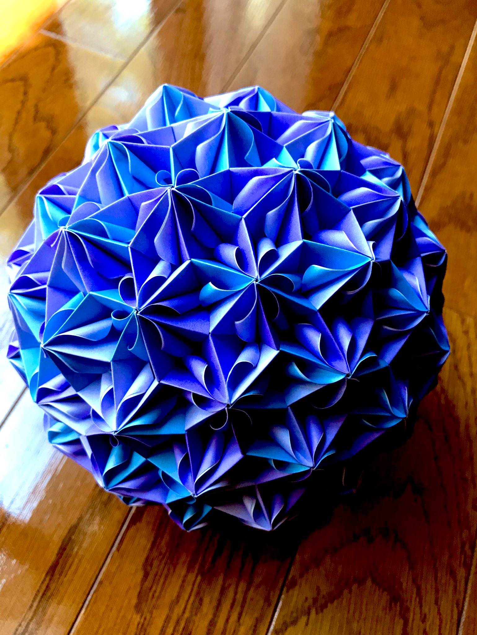 Twitter এ 𝔸𝕓𝕣𝕒𝕙𝕒𝕞 Rt Yui 紫陽花 をイメージして アリ地獄 270 を3色で作りました ユニット折り紙 折り紙作品 折り紙 布施知子 さん くす玉 アジサイ T Co Gfayzflph6 ট ইট র