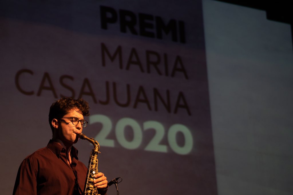 esquerramanresa's tweet photo. Mira’m com la Fina mira el seu nét Pau tocar el saxo al #PremiMariaCasajuana https://t.co/pKqDIpNTRZ