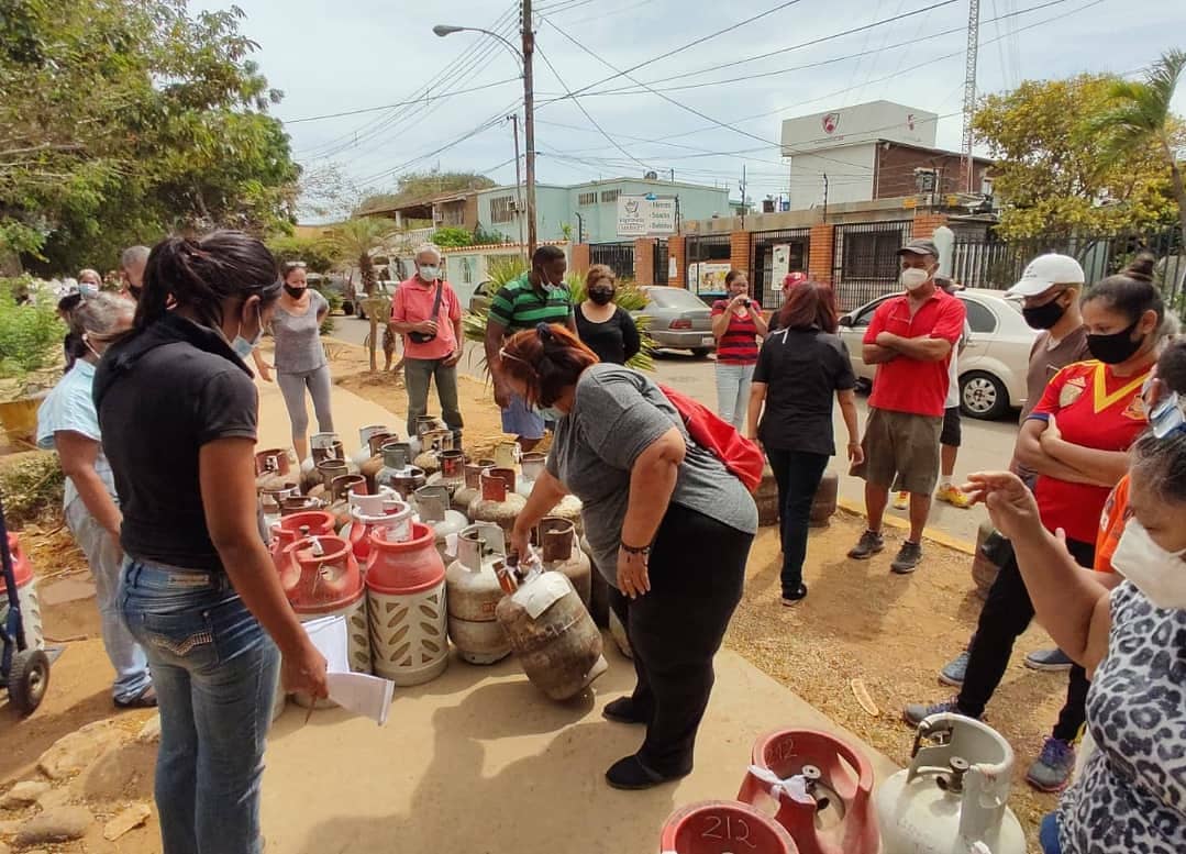 AliCprimera's tweet photo. Compartí con vecinos del #Clap India Judibana durante una jornada de @gasfalcaoficial que benefició a 2 mil familias de 6 sectores
El @GobVictorClark está comprometido a optimizar el servicio y hemos dando importants pasos en la mejora de la distribución y los tiempos d despacho https://t.co/D9GNxI8PGT