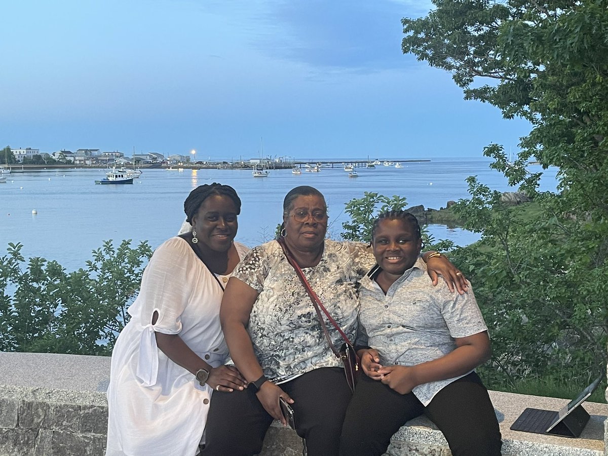 MorrisKizzy's tweet image. All the way from @CheyneyUniv and happy to have connected with President @JamesHerbert and #Lynn at their beautiful campus, @unetweets 💙🤍 #warmestwelcome #history #geniusson