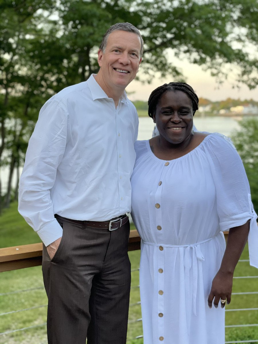 MorrisKizzy's tweet image. All the way from @CheyneyUniv and happy to have connected with President @JamesHerbert and #Lynn at their beautiful campus, @unetweets 💙🤍 #warmestwelcome #history #geniusson