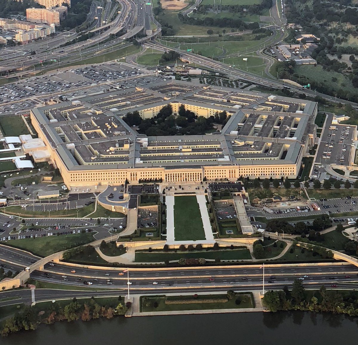 30/ Every part of General Motors and Sloan's book are the right problems but solved using constraints set forth in…of all places…the Pentagon, the ultimate example of a "headquarters". Maybe that's how to run a country but there's no reason to run a company that way.