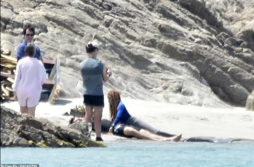 En redes sociales circulan las fotografías de la grabación del live-action de “La Sirenita” interpretada por Halle Bailey.

En las imágenes aparece la actriz con una cola, una de las escenas más famosas de Disney, y donde inicia la historia de amor con el príncipe Eric.  🧜🏼‍♀️