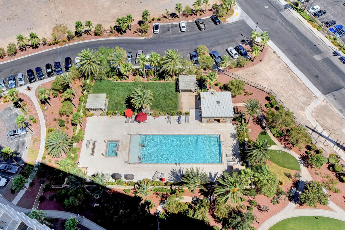 theonelv's tweet photo. Treat yourself to the elevated lifestyle that you deserve! π Now offering 1 year of HOA fees plus $5K towards closing costs on our remaining 2-bedroom Penthouse homes 2015 and 2016. We're over 94% sold, so call Traci at 702-405-9020 for your private presentation. #OneLV https://t.co/2jk83TBZR0